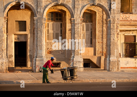 Façades délabrées et colonnes de Malecon de La Havane, Cuba, Caraïbes Banque D'Images