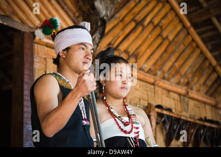 Couple tribal Naga dans leur hutte, Hornbill Festival, Kohima, Nagaland, Inde Banque D'Images