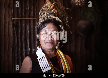 Tribal Naga femme en tenue traditionnelle, Hornbill Festival, Kohima, Nagaland, Inde Banque D'Images