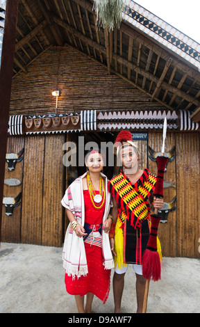 Dans quelques tribus Naga tenue traditionnelle d'une hutte, Hornbill Festival, Kohima, Nagaland, Inde Banque D'Images