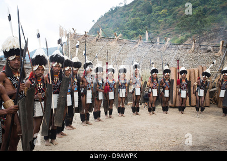 Les guerriers des tribus Naga d'armes traditionnelles, Hornbill Festival, Kohima, Nagaland, Inde Banque D'Images