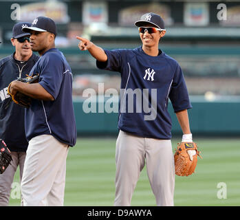 (R-L) Gosuke Kato, Robinson Cano (Yankee), 14 juin, 2013 - New York Yankees MLB : deuxième tour de draft Gosuke Katoh prend la pratique au bâton en Ligue Majeure de Baseball avant le match contre les Los Angeles Angels à Anaheim Stadium à Anaheim, en Californie, aux États-Unis. (Photo de bla) Banque D'Images