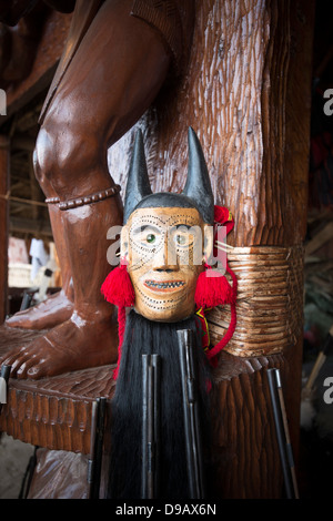 Masque avec des fusils et statue en bois dans une hutte, tribal, Nagaland Kohima, Inde Banque D'Images