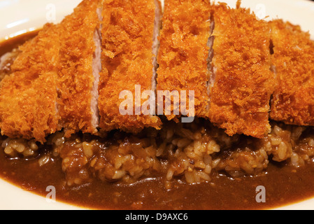 Tonkatsu japonais délicieux Riz au Curry sur une plaque blanche Banque D'Images