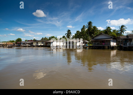 Berge de la rivière Nam Pak en Thaïlande Krabi Banque D'Images