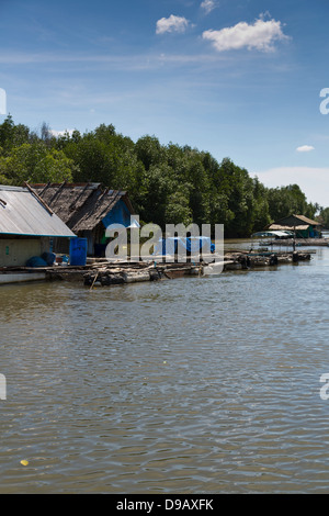 Berge de la rivière Nam Pak en Thaïlande Krabi Banque D'Images