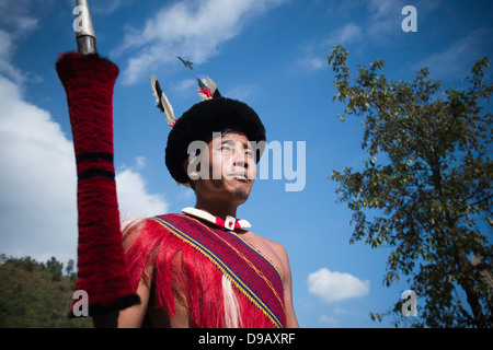 Guerrier Tribal Naga debout avec lance, Hornbill Festival, Kohima, Nagaland, Inde Banque D'Images