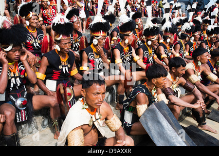 Les membres des tribus Naga en tenue traditionnelle lors de Hornbill Festival, Kohima, Nagaland, Inde Banque D'Images