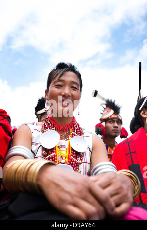 Tribal Naga femme en tenue traditionnelle, Hornbill Festival, Kohima, Nagaland, Inde Banque D'Images
