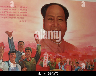 1968 Révolution Culturelle, Parti communiste chinois de l'affiche. Montre les travailleurs et soldat du 'pensées de Mao Tsé Toung (Mao Zedung"). Le visage de Mao remplace le soleil. Le slogan se lit' Comités révolutionnaires sont bons". Banque D'Images