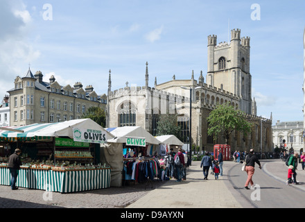 Cambridge UK. Marché, les piétons. Entrer dans la rue du Marché St Mary's Street. Grande l'église St Mary. Banque D'Images