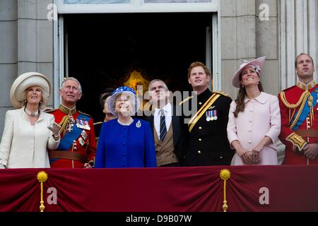 Camilla (L-R), duchesse de Cornouailles, Charles, prince de Galles, la Princesse Anne (caché), la Reine Elizabeth, le Prince Andrew, le prince Harry, Femmes Enceintes Catherine, duchesse de Cambridge, et le Prince William, duc de Cambridge vu sur le balcon du palais de Buckingham pour assister à un défilé aérien d'avions militaires à la suite de la parade la couleur à Londres, Grande-Bretagne, 15 juin 2013. Parade la couleur est une cérémonie en l'honneur de la reine Elizabeth II, anniversaire officiel. Photo : Patrick van Katwijk / Pays-Bas ET LA FRANCE Banque D'Images