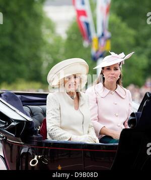 Camilla, Duchesse de Cornouailles (L) et Catherine, duchesse de Cambridge arrivent pour Horse Guards Parade pour la parade la couleur d'une cérémonie à Londres, Grande-Bretagne, 15 juin 2013. Parade la couleur est une cérémonie en l'honneur de la reine Elizabeth II, anniversaire officiel. Photo : Patrick van Katwijk / Pays-Bas ET LA FRANCE Banque D'Images