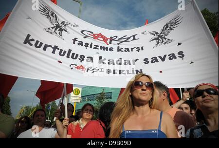 Berlin, Allemagne. 16 Juin, 2013. Mars manifestants le long de la rue Tiergarten vers l'ambassade de Turquie à Berlin, Allemagne, 16 juin 2013. Les manifestants qui ont montré leur solidarité avec les protestations Gezi à Istanbul. Photo : Oliver Mehlis/dpa/Alamy Live News Banque D'Images