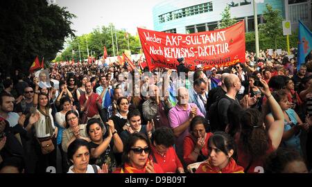 Berlin, Allemagne. 16 Juin, 2013. Mars manifestants le long de la rue Tiergarten vers l'ambassade de Turquie à Berlin, Allemagne, 16 juin 2013. Les manifestants qui ont montré leur solidarité avec les protestations Gezi à Istanbul. Photo : Oliver Mehlis/dpa/Alamy Live News Banque D'Images