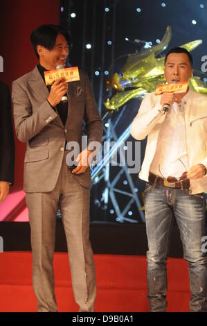 Chow Yun Fat et Donnie Yen à la conférence de presse du film Le Roi des singes à Shanghai, Chine, le dimanche 16 juin 2013. Banque D'Images