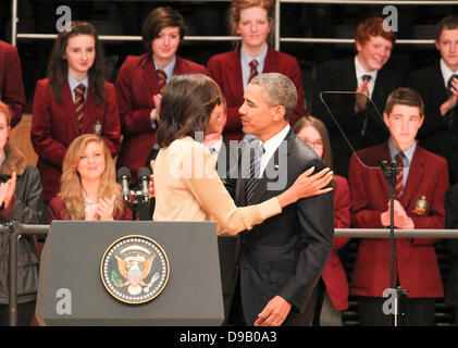 Belfast, Irlande du Nord. 17 Juin, 2013. Le président Barack Obama, la Première Dame Michelle Obama avec enfants Malia et Sasha Obama à la Belfast Waterfront Hall en vue du sommet du G8 en Irlande du Nord - Barack Obama embrasse épouse Michelle Obama à Belfast Crédit : Kevin Scott/Alamy Live News Banque D'Images