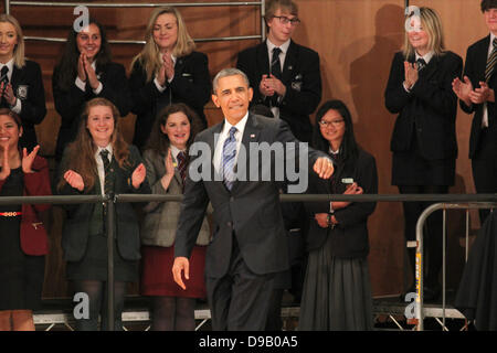 Belfast, Irlande du Nord. 17 Juin, 2013. Le président Barack Obama, la Première Dame Michelle Obama avec enfants Malia et Sasha Obama à la Belfast Waterfront Hall en vue du sommet du G8 en Irlande du Nord - Le président américain Barack Obama arrive à Belfast Crédit : Kevin Scott/Alamy Live News Banque D'Images