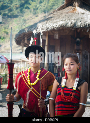 Quelques tribus Naga aux portes d'une hutte, Hornbill Festival, Kohima, Nagaland, Inde Banque D'Images