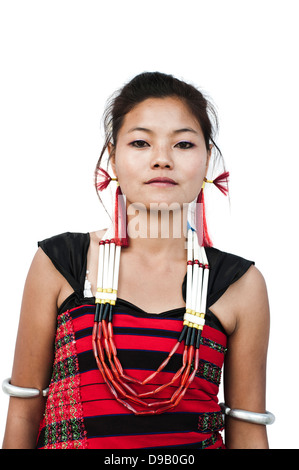 Tribal Naga femme debout en tenue traditionnelle, Hornbill Festival, Kohima, Nagaland, Inde Banque D'Images