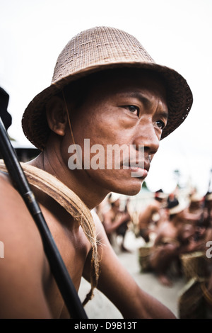 Guerrier Tribal Naga en tenue traditionnelle, Hornbill Festival, Kohima, Nagaland, Inde Banque D'Images