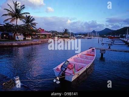 Une rose vide motor yacht dans la marina de Rodney Bay, sur l'île tropicale de Sainte-Lucie dans les Caraïbes. Banque D'Images