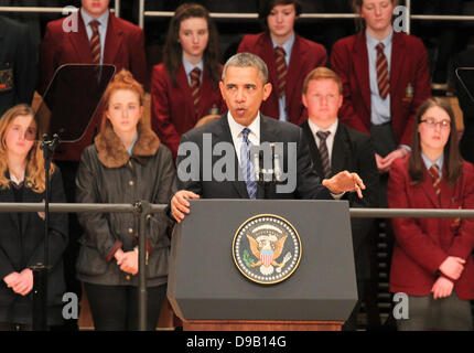 Belfast, Irlande du Nord. 17 Juin, 2013. Le président Barack Obama, la Première Dame Michelle Obama avec enfants Malia et Sasha Obama à la Belfast Waterfront Hall en vue du sommet du G8 en Irlande du Nord - Barack Obama donne son discours Crédit : Kevin Scott/Alamy Live News Banque D'Images