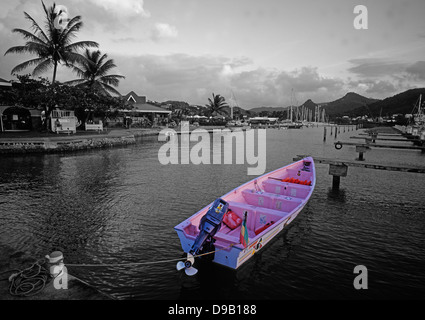 Une rose vide motor yacht dans la marina de Rodney Bay, sur l'île tropicale de Sainte-Lucie dans les Caraïbes. Couleur sélective. Banque D'Images