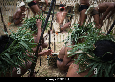 Groupe de guerriers des tribus Naga, Hornbill Festival, Kohima, Nagaland, Inde Banque D'Images