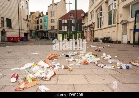 Brighton, UK. 17 Juin, 2013. Sin Bin City -Déchets éparpillés dans les rues de Brighton. Les nettoyeurs de la ville sont en grève contre les réductions de salaires. Crédit photo : Julia Claxton/Alamy Live News Banque D'Images