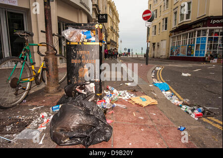 Brighton, UK. 17 Juin, 2013. Sin Bin City -Déchets éparpillés dans la rue East Brighton. Les nettoyeurs de la ville sont en grève contre les réductions de salaires. Crédit photo : Julia Claxton/Alamy Live News Banque D'Images