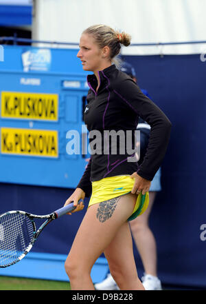 Karolina Pliskova de la République tchèque portant un tatouage sur sa jambe lors de son match contre sa sœur jumelle Kristyna Banque D'Images