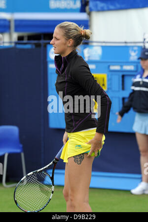 Karolina Pliskova de la République tchèque portant un tatouage sur sa jambe lors de son match contre sa sœur jumelle Kristyna Banque D'Images