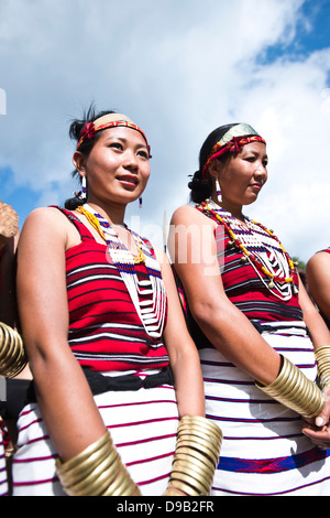 Naga tribeswomen en tenue traditionnelle au cours de l'assemblée statue d'Festival à Kisama, Kohima, Nagaland, Inde Banque D'Images