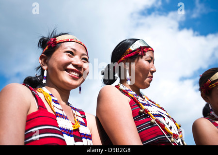 Naga tribeswomen en tenue traditionnelle au cours de l'assemblée statue d'Festival à Kisama, Kohima, Nagaland, Inde Banque D'Images