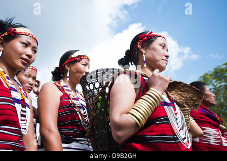 Naga tribeswomen en tenue traditionnelle au cours de l'assemblée statue d'Festival à Kisama, Kohima, Nagaland, Inde Banque D'Images
