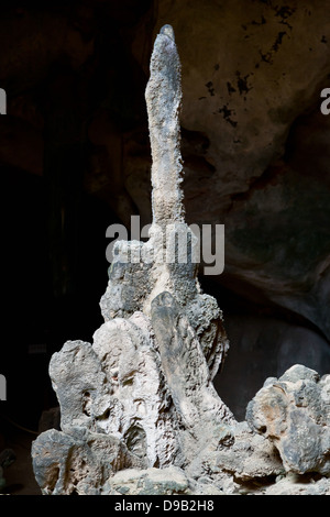 Grotte de calcaire sur la rivière Nam Pak Krabi en Thailande Banque D'Images