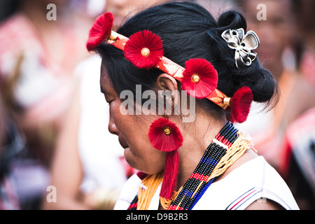 Naga tribeswoman en tenue traditionnelle au cours de l'assemblée statue d'Festival à Kisama, Kohima, Nagaland, Inde Banque D'Images