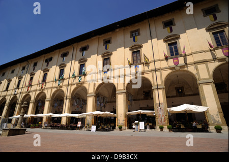 Italie, Toscane, Arezzo, Piazza Grande, Palazzo delle Logge conçu par Giorgio Vasari Banque D'Images