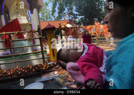 17 juin 2013 - Kashmiri (Pandit) wonem hindou dévot détient leur enfant en face de temple comme elle prie au temple à Bhawani Kheer Tulla Mulla Ganderbal, au nord-est de Srinagar, la capitale d'été du Cachemire indien ,le lundi 17/6/2013. Des milliers de dévots hindous ont assisté à la prière dans le Temple historique Kheer Bhavani. Une grande partie de la communauté hindoue (localement appelé Pandits) ont migré de la majorité musulmane du Cachemire indien de Jammu city et états du nord de l'Inde, après l'insurrection armée anti-Indiens en panne dans la région en 1989. Au moins 219 Kashmiri hindous ont été Banque D'Images