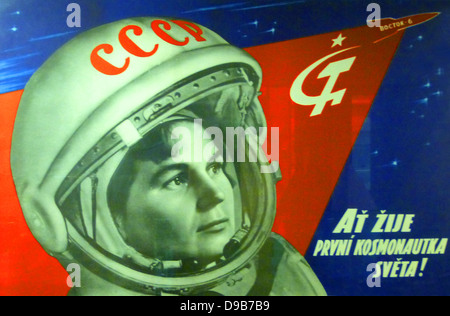 Soviétiques dans l'espace, de l'affiche 1963. "Longue vie à la première femme cosmonaute russe', une affiche soviétique (en tchèque) célébrant Valentina Terechkova qui orbite autour de la terre dans la région de Vostok 6, en juin 1963. Il était de 19 ans avant qu'un autre cosmonaute féminine a pris son envol. Banque D'Images