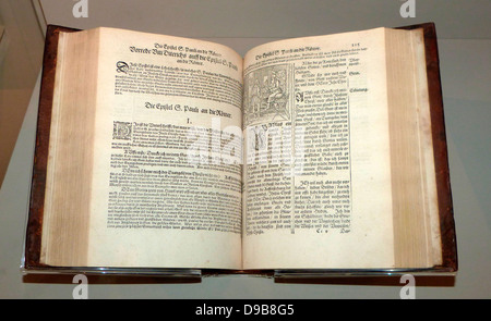 Martin Luther, traduction du nouveau testament, d'abord publié 1522. Dans l'église catholique, les prêtres ont interprété la Bible au nom de la congrégation. Luther a rejeté l'importance des prêtres, faisant valoir que le texte divin a été assez simple pour tout le monde à lire et à comprendre. Banque D'Images
