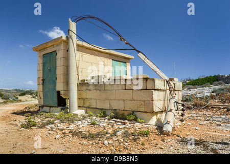 Petite cabane en brique abandonnés sur une île méditerranéenne Banque D'Images