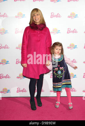 Kate Garraway et fille Barbie : UN Mermaid's Tale 2- arrivants Londres, Angleterre - 12.02.12 Banque D'Images