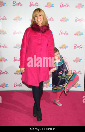 Kate Garraway et fille Barbie : UN Mermaid's Tale 2- arrivants Londres, Angleterre - 12.02.12 Banque D'Images