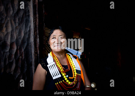 Naga tribeswoman en tenue traditionnelle et souriant, Kisama, Kohima, Nagaland, Inde Banque D'Images