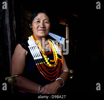 Naga tribeswoman en tenue traditionnelle et souriant, Kisama, Kohima, Nagaland, Inde Banque D'Images