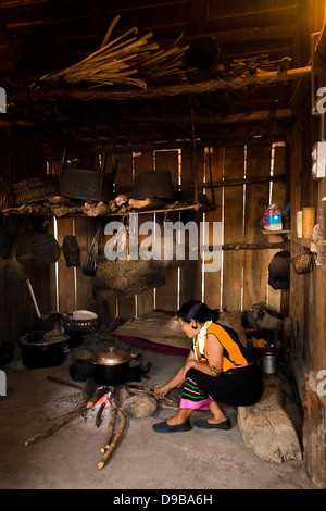 Tribeswoman Naga la cuisson dans une hutte, Kisama, Kohima, Nagaland, Inde Banque D'Images