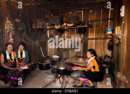 Cuisine Naga tribeswomen dans une hutte, Kisama, Kohima, Nagaland, Inde Banque D'Images