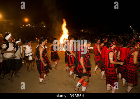 Les membres des tribus Naga en tenue traditionnelle célébrant le calao annuel Festival à Kisama, Kohima, Nagaland, Inde Banque D'Images